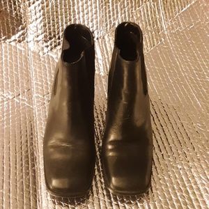 White mountain low heeled black boots